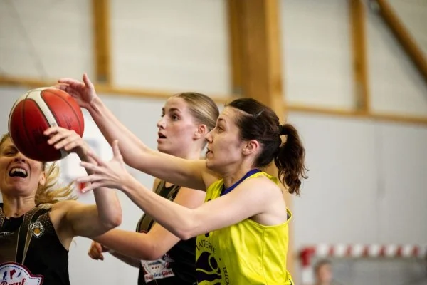 women basketball game action